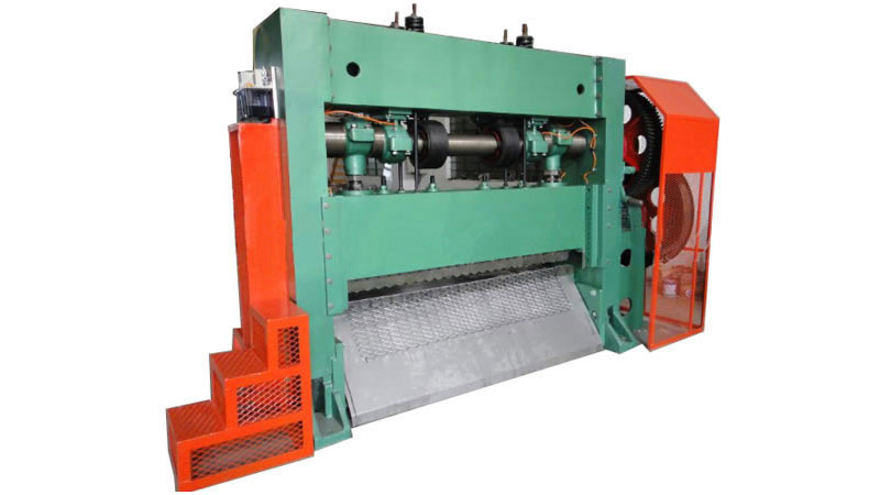 Máquina para producão de malha de metal expandida
